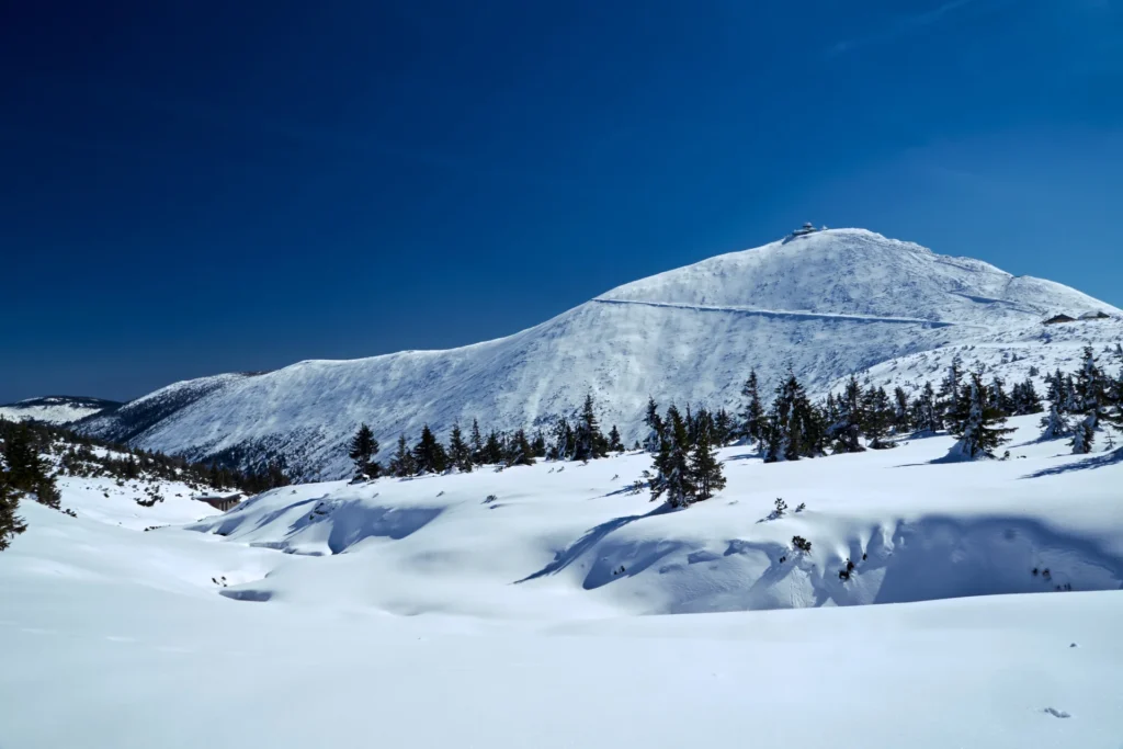 szczyt Śnieżki w Karkonoszach zimą
