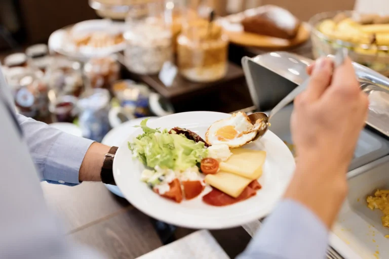 sniadanie w hotelu 768x512 - Welches ist der höchste Gipfel des Riesengebirges (Krkonoše)?